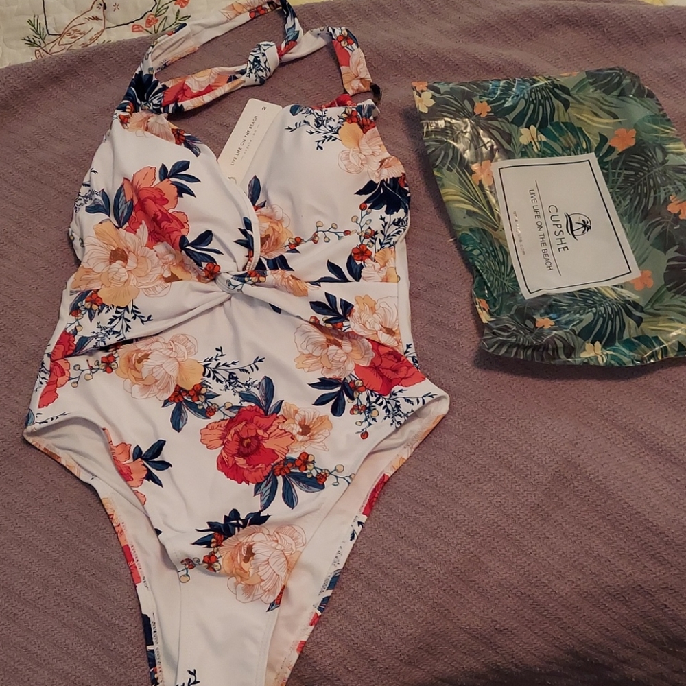 Cupshe floral low cut swimsuit